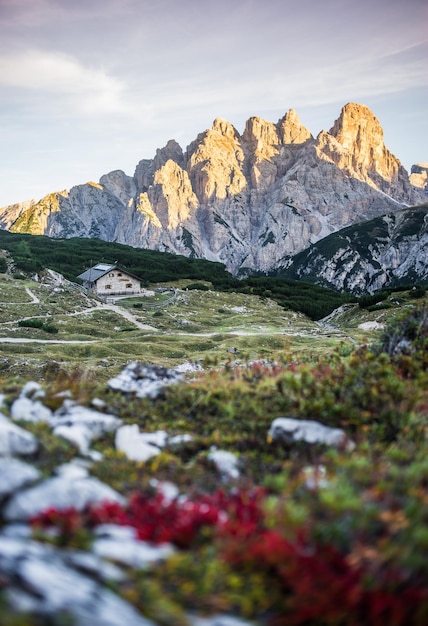 Photo vue panoramique des montagnes enneigées contre le ciel