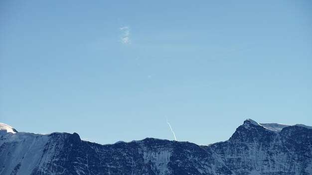 Photo vue panoramique des montagnes enneigées contre le ciel