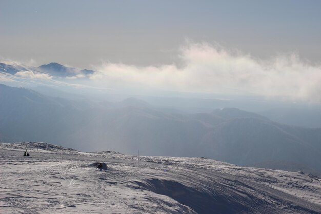 Photo vue panoramique des montagnes enneigées contre le ciel