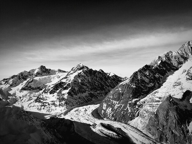 Photo vue panoramique des montagnes enneigées contre le ciel