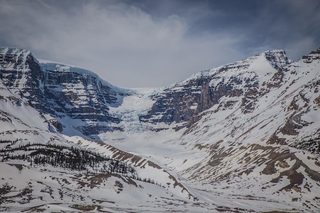 Photo vue panoramique des montagnes enneigées contre le ciel