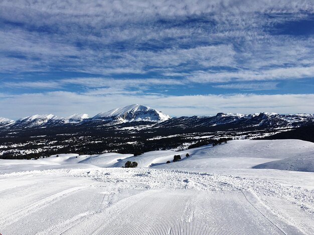 Photo vue panoramique des montagnes enneigées contre le ciel