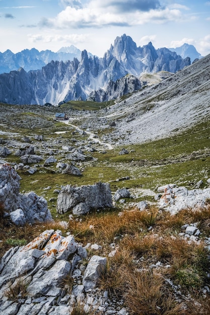 Vue panoramique des montagnes enneigées contre le ciel