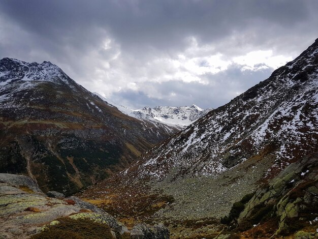 Vue panoramique des montagnes enneigées contre le ciel