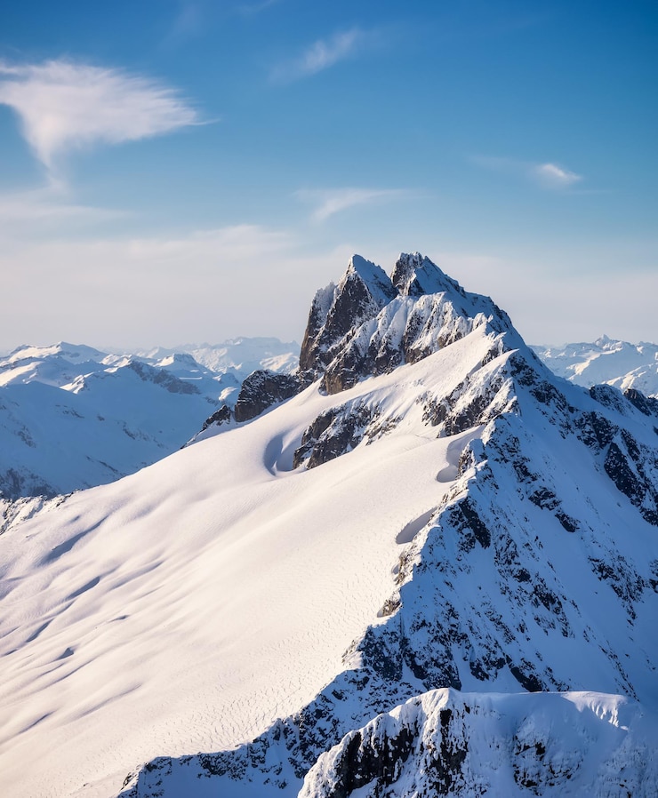 Photo vue panoramique des montagnes enneigées contre le ciel