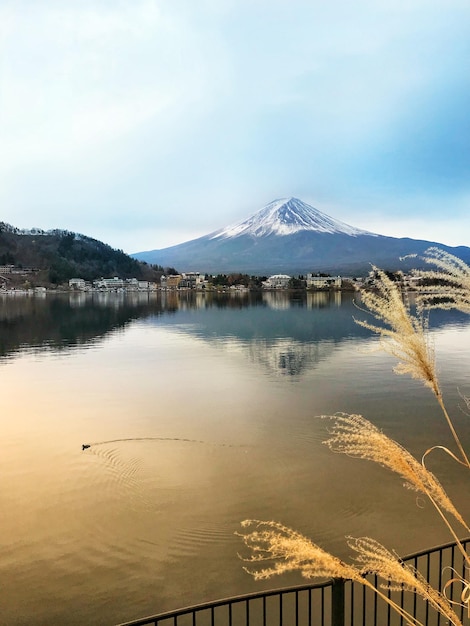 Vue panoramique des montagnes enneigées contre le ciel