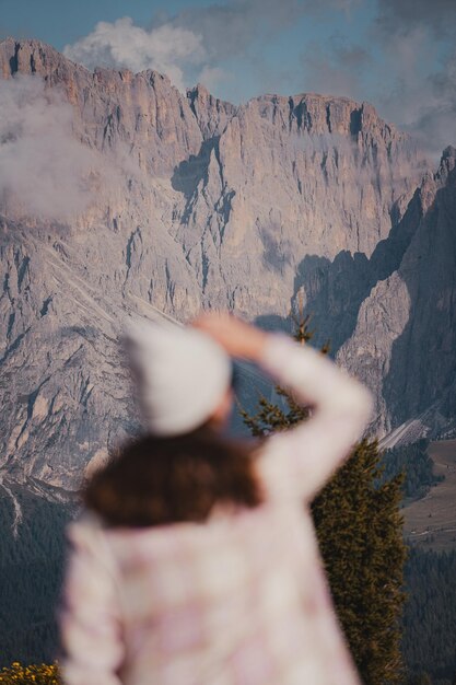 Vue panoramique des montagnes enneigées contre le ciel