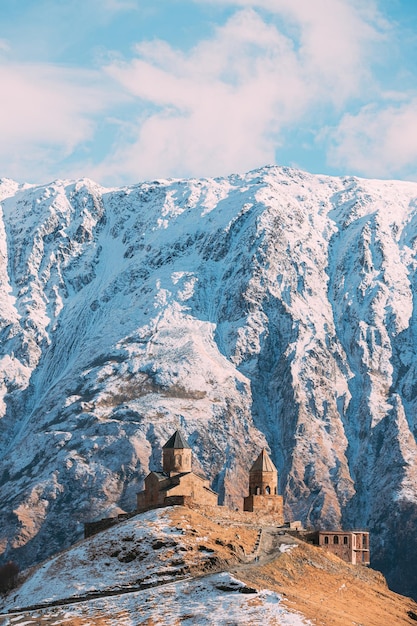 Vue panoramique des montagnes enneigées contre le ciel