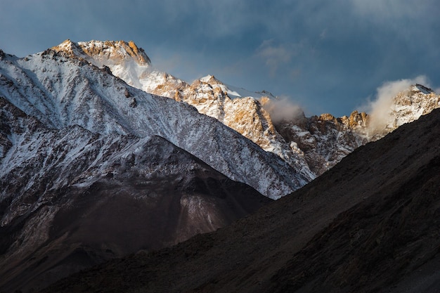Vue panoramique des montagnes enneigées contre le ciel
