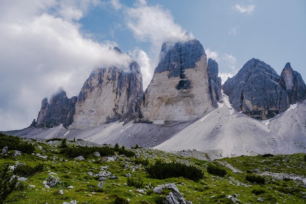 Vue panoramique des montagnes enneigées contre le ciel