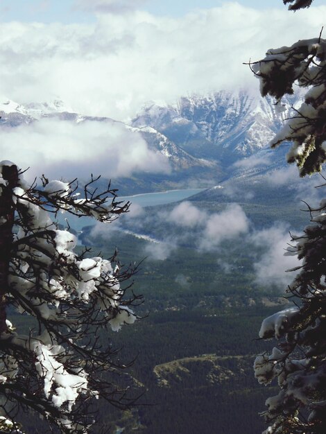 Photo vue panoramique des montagnes enneigées contre le ciel