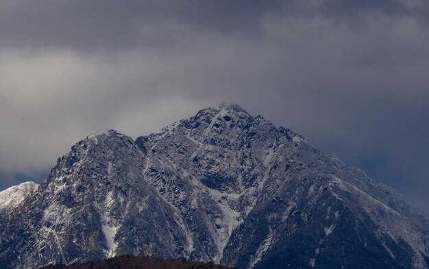 Vue panoramique des montagnes enneigées contre le ciel