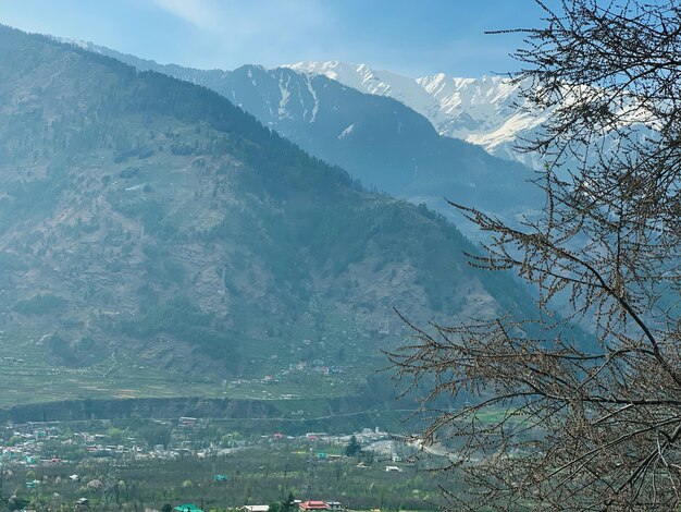 Photo vue panoramique des montagnes enneigées contre le ciel