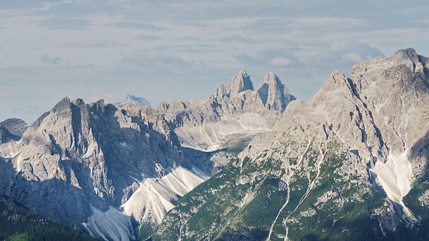 Vue panoramique des montagnes enneigées contre le ciel