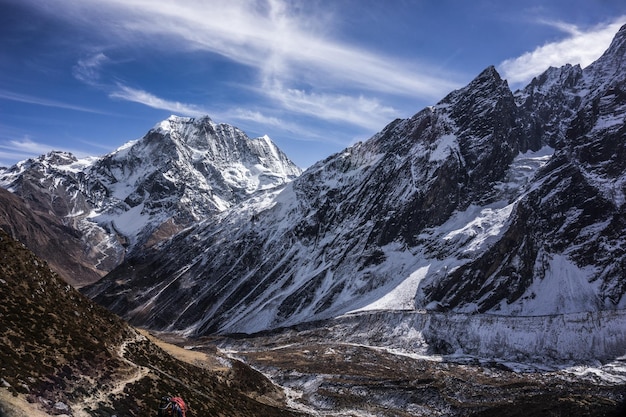 Vue panoramique des montagnes enneigées contre le ciel