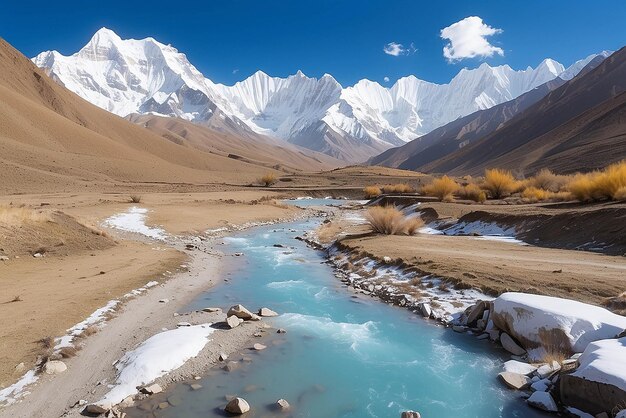 Vue panoramique des montagnes enneigées du haut Mustang Route de randonnée de la réserve naturelle d'Annapurna au Népal