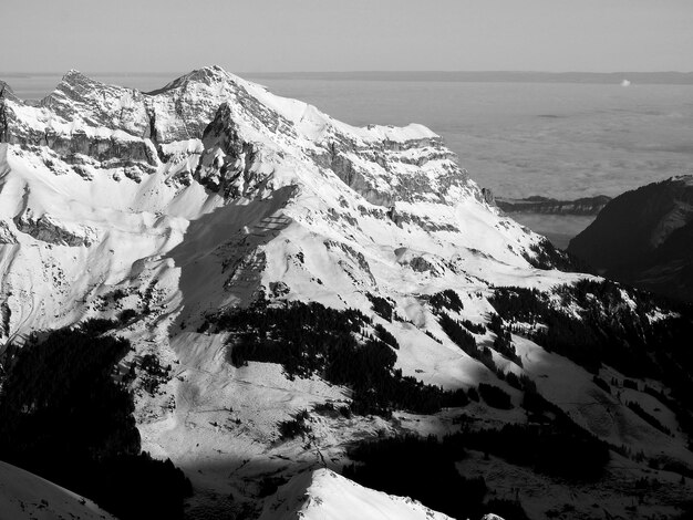 Vue panoramique des montagnes enneigées par la mer contre le ciel