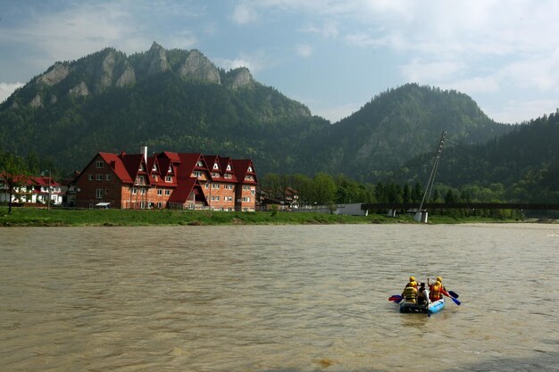 Photo vue panoramique des montagnes en face de la rivière contre le ciel par une journée ensoleillée