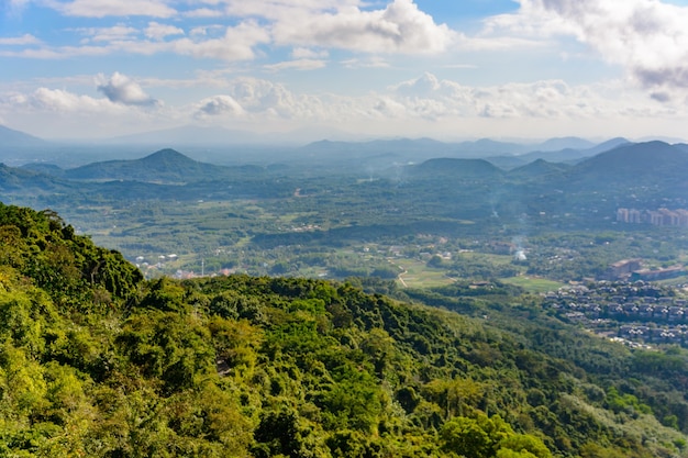 Vue panoramique sur les montagnes, la forêt tropicale, le parc Yanoda et la ville de Sanya. Zone de tourisme culturel de la forêt tropicale Yanoda, île de Hainan, parc forestier du paradis tropical de la baie de Yalong. Chine.