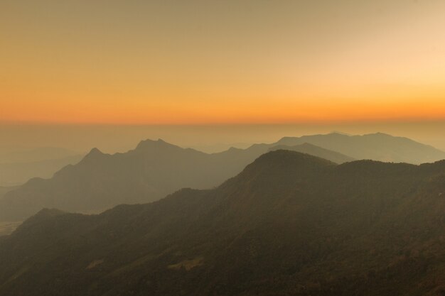 Vue panoramique sur les montagnes en hiver au coucher du soleil.