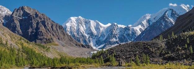 Vue panoramique sur les montagnes un jour d'été