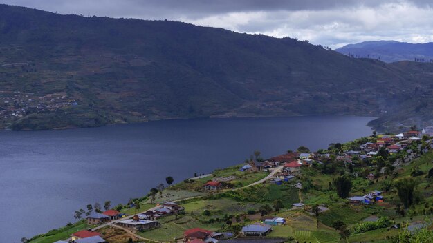 Vue panoramique sur les montagnes et le lac