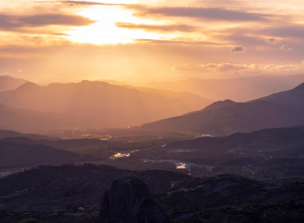 Vue panoramique sur les montagnes des Météores en Grèce