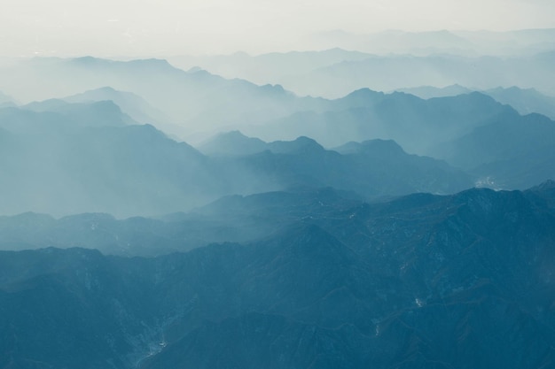 Vue panoramique des montagnes par temps brumeux