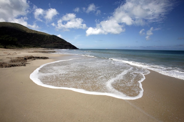 Vue panoramique des montagnes sur la plage contre le ciel