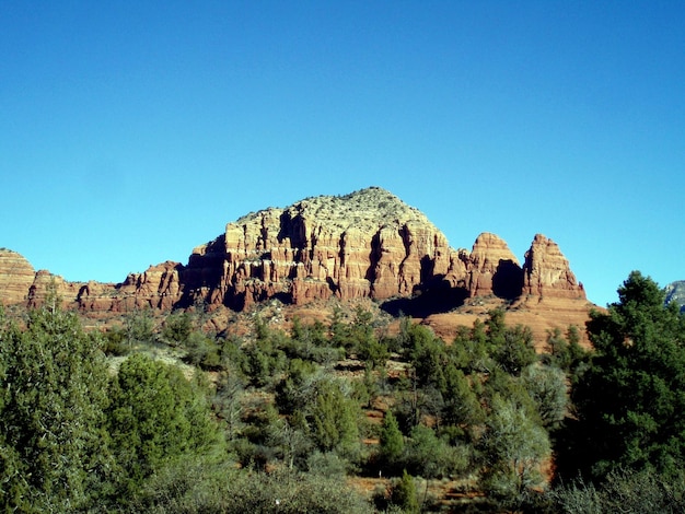 Vue panoramique des montagnes rocheuses sur un ciel bleu clair