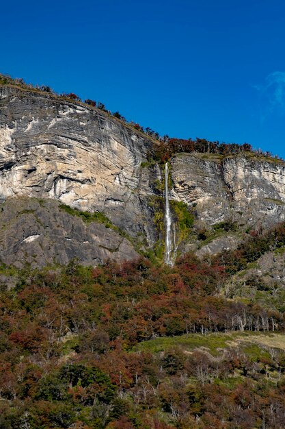 Photo vue panoramique des montagnes rocheuses sur un ciel bleu clair