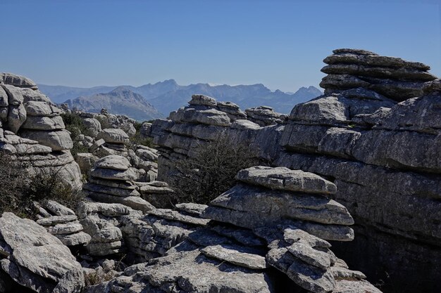 Photo vue panoramique des montagnes rocheuses sur un ciel dégagé