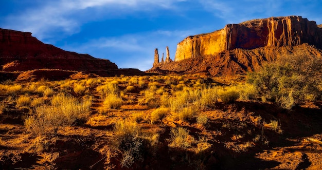 Vue panoramique des montagnes rocheuses contre le ciel