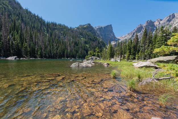 Vue panoramique des montagnes rocheuses contre le ciel