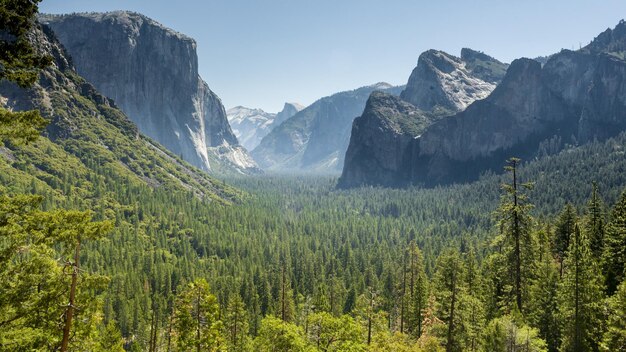 Vue panoramique des montagnes rocheuses contre le ciel