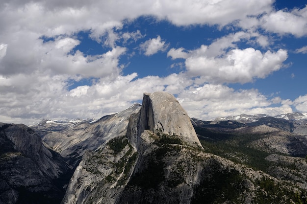 Vue panoramique des montagnes rocheuses contre le ciel