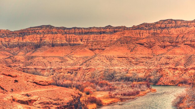 Vue panoramique des montagnes rocheuses du parc national du canyon de Charyn