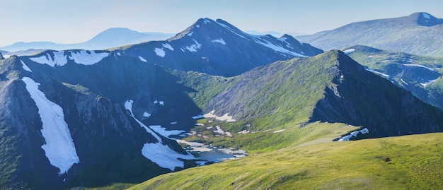 Vue panoramique sur les montagnes en soirée de printemps