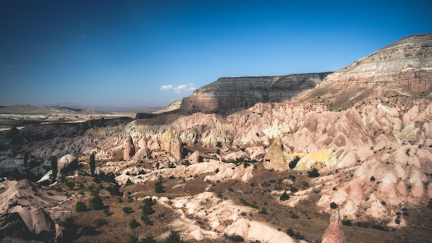 Vue panoramique sur les montagnes sous le soleil en Cappadoce, Turquie