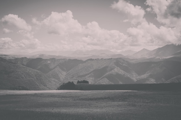 Vue panoramique sur les montagnes et les vallées dans le parc national Dombay, Caucase, Russie, Europe. Ciel bleu dramatique et paysage d'été ensoleillé