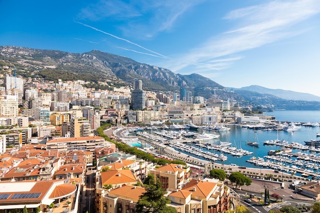 Vue panoramique de Monte Carlo sur le port et les toits de la ville de Monaco