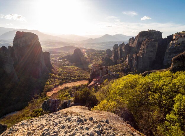 Vue panoramique sur les monts Meteora et les monastères depuis le pont d'observation en Grèce au coucher du soleil