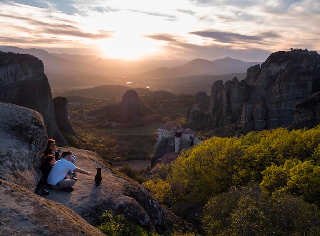 Vue panoramique sur les monts Meteora et les monastères depuis le pont d'observation en Grèce au coucher du soleil