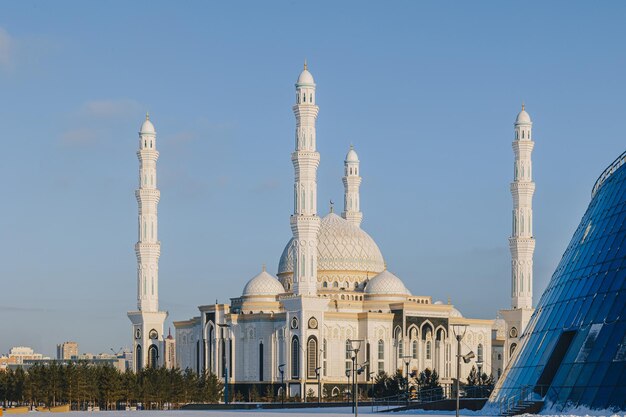 Vue panoramique de la mosquée Hazaret Sultan moderne blanche comme la neige le matin ensoleillé de Nursultan Astana au Kazakhstan