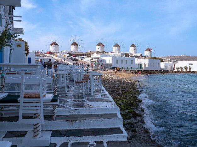 Vue panoramique sur les moulins à vent de la vieille ville de Chora de Mykonos et la mer à Mykonos Grèce