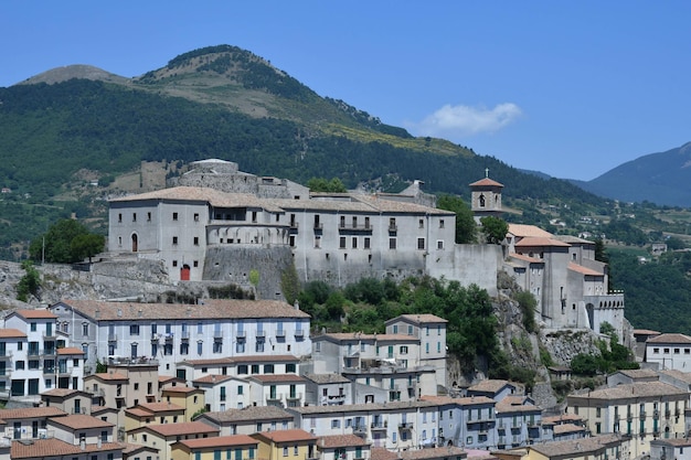 Vue panoramique de Muro Lucano, un vieux village dans les montagnes de la région de la Basilicate en Italie