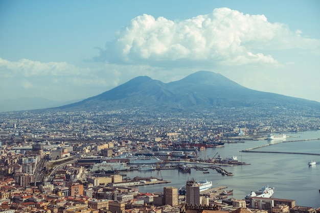 Vue panoramique sur Naples historique et le golfe de Naples. Mont Vésuve et monuments d'Italie