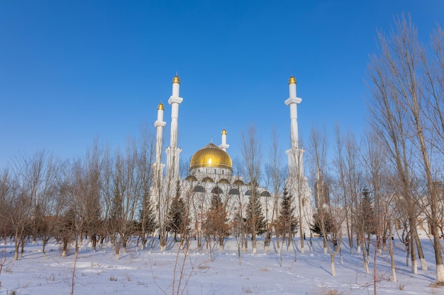 Vue panoramique de la neige blanche avec un dôme doré moderne Mosquée NurAstana Astana Kazakhstan
