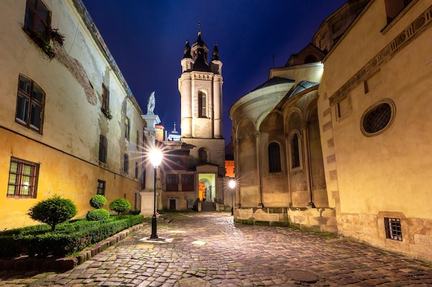 Vue panoramique nocturne de la cathédrale arménienne de Lviv Ukraine cour arménienne