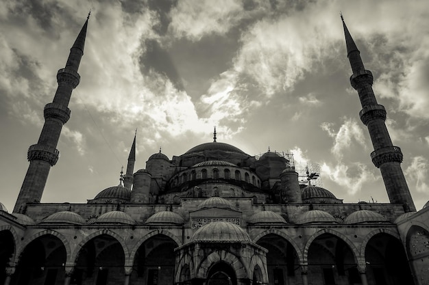 Vue panoramique en noir et blanc de la belle Mosquée Bleue à Istanbul